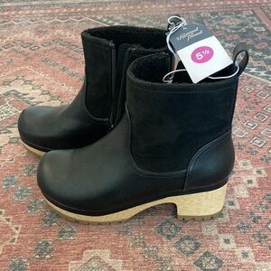 NWT Black Wooden Heeled Boot 5 1/2